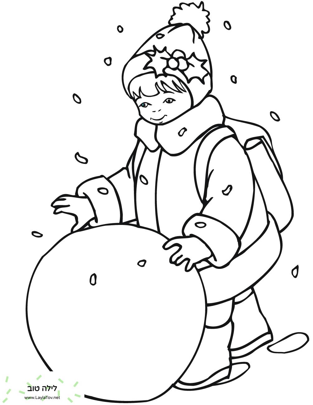 ילדה קטנה מגלגלת כדור שלג