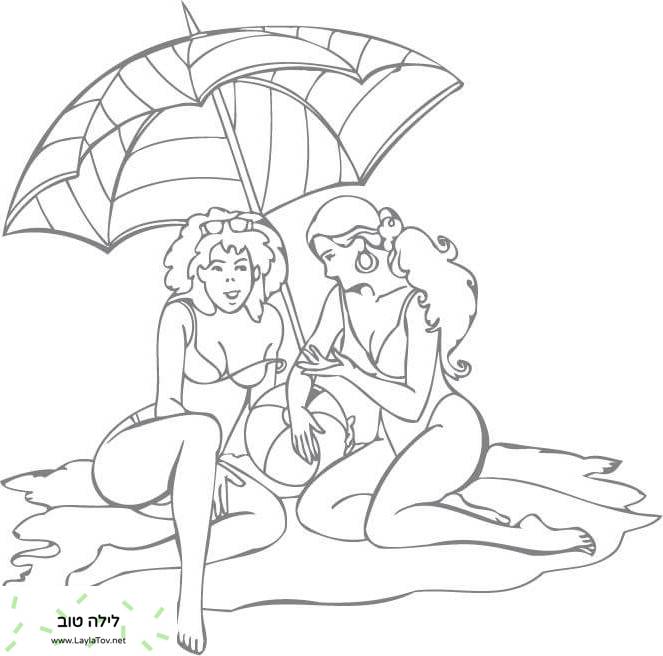 שתי נשים בחוף תחת מטריה