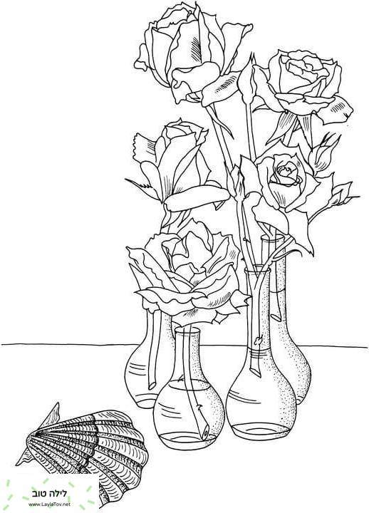 ורדים באגרטלים ליד הקליפה