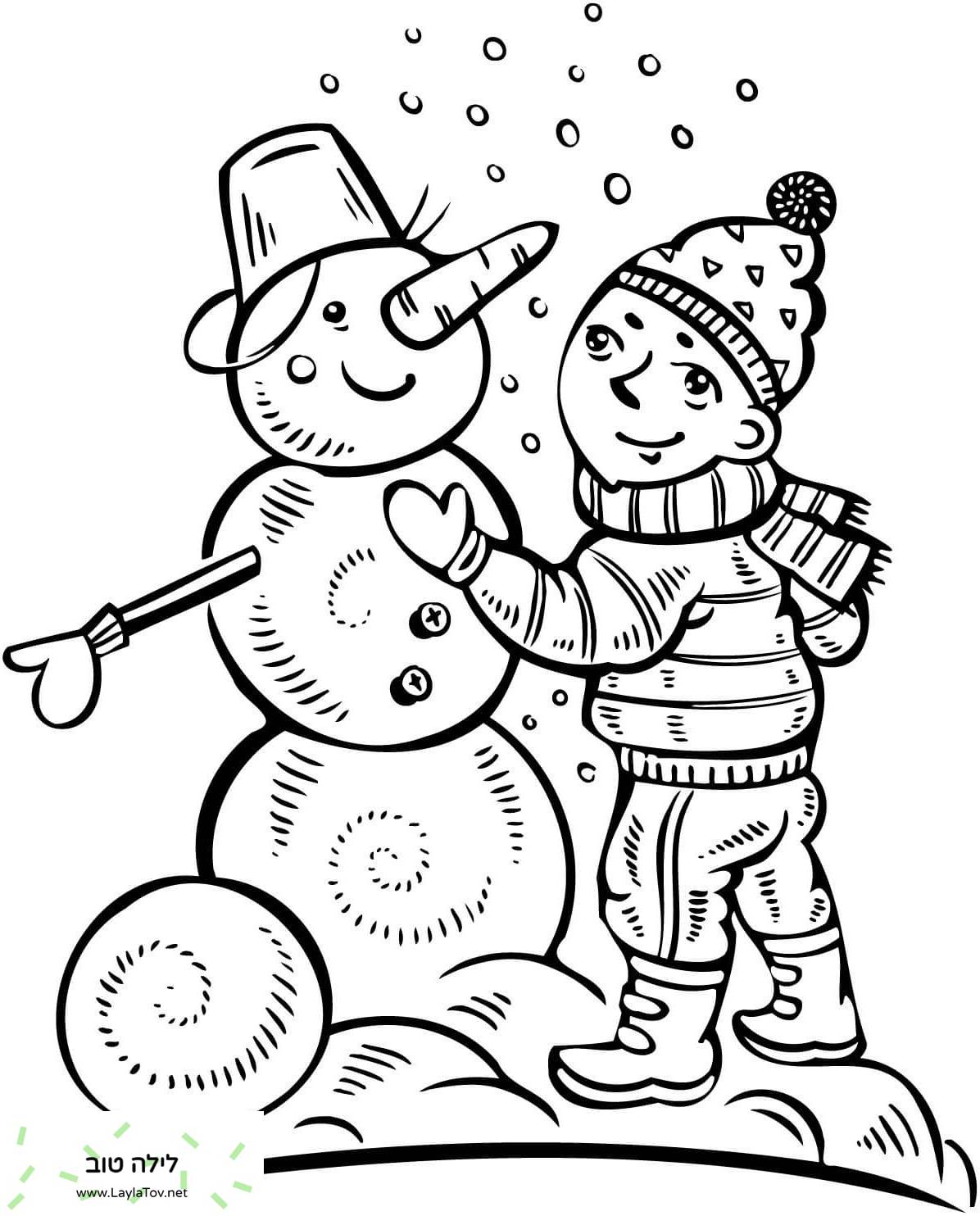 ילד עושה איש שלג