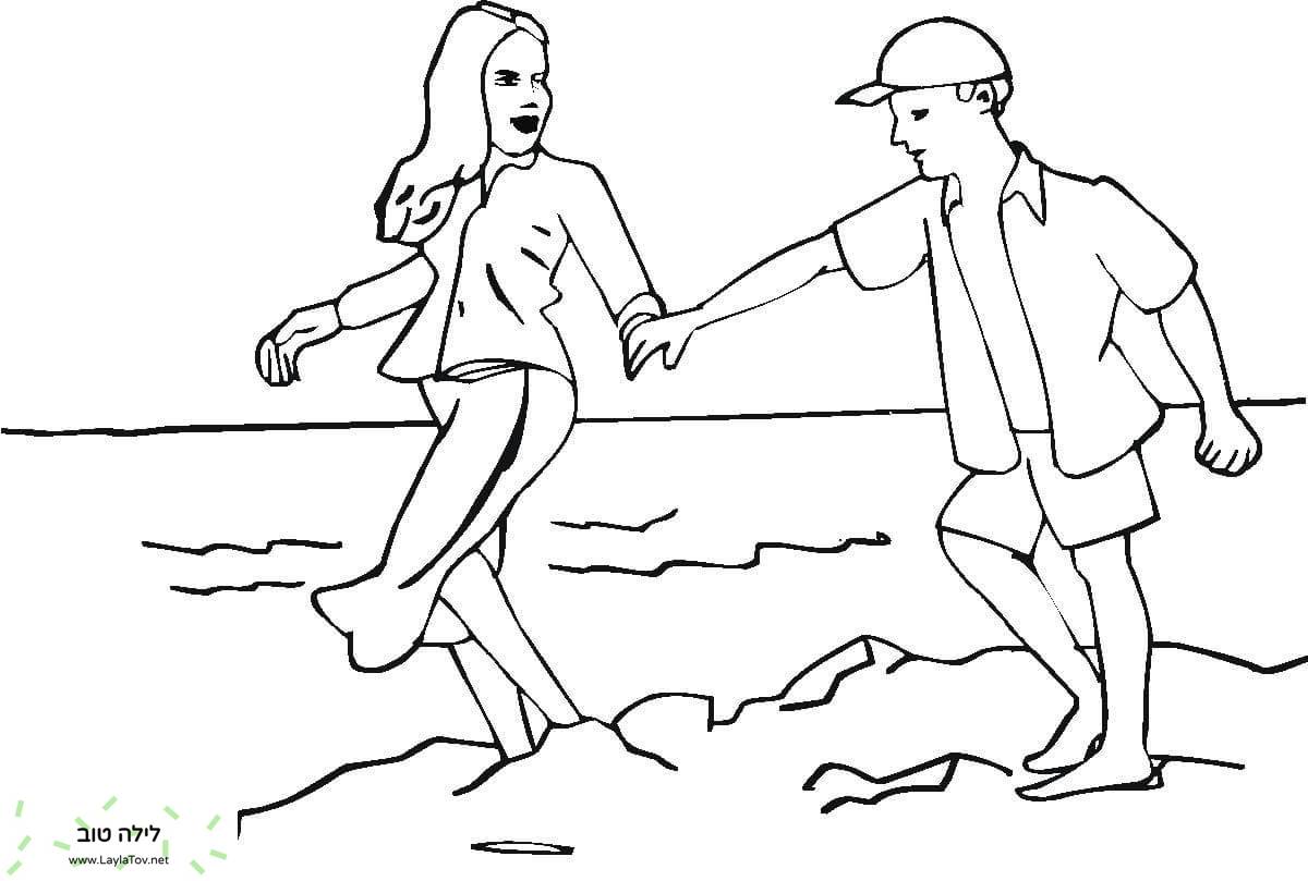 אושר הוא כאשר גבר ואישה צועדים על החוף