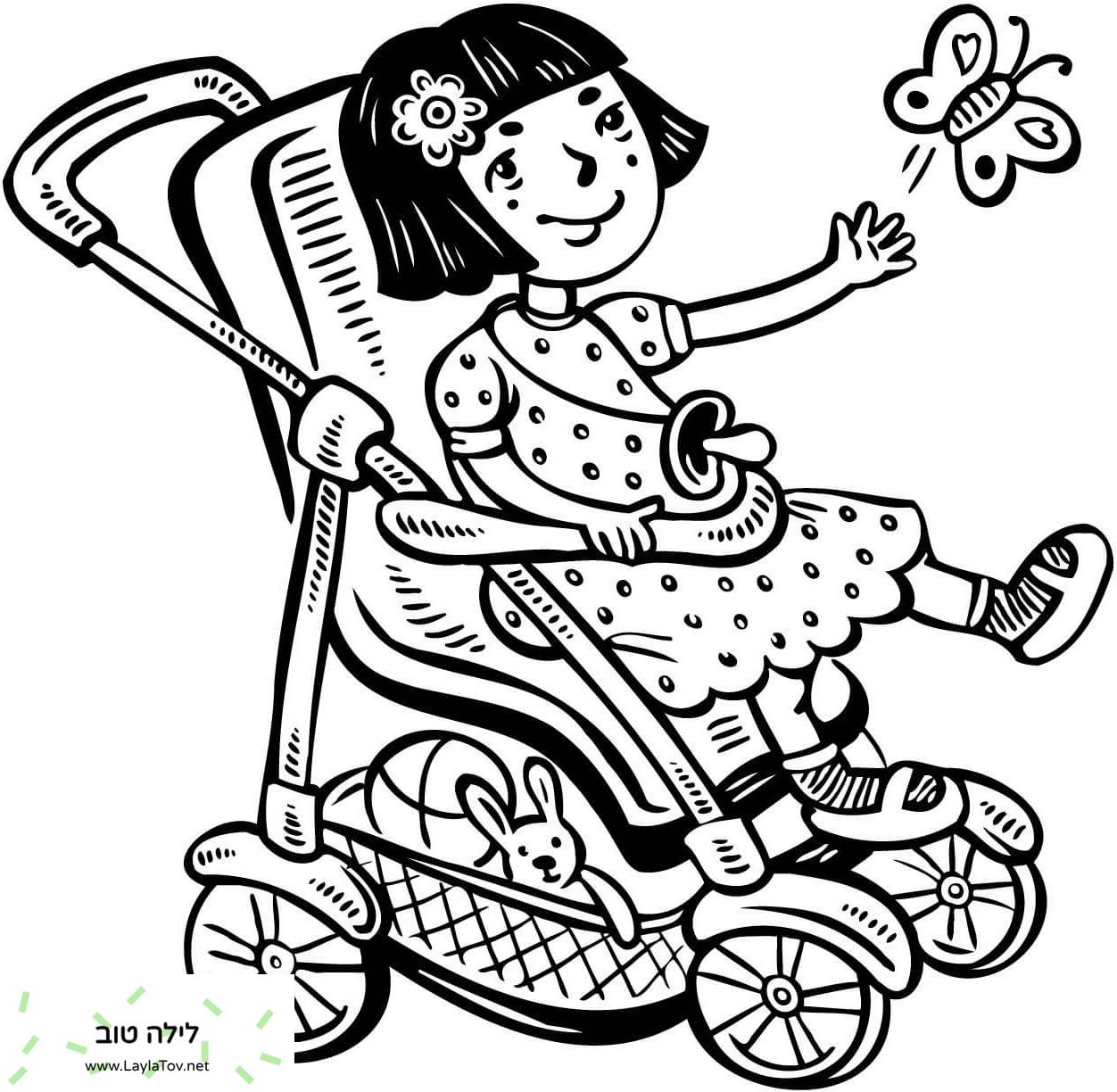 ילדה קטנה בעגלה שלה