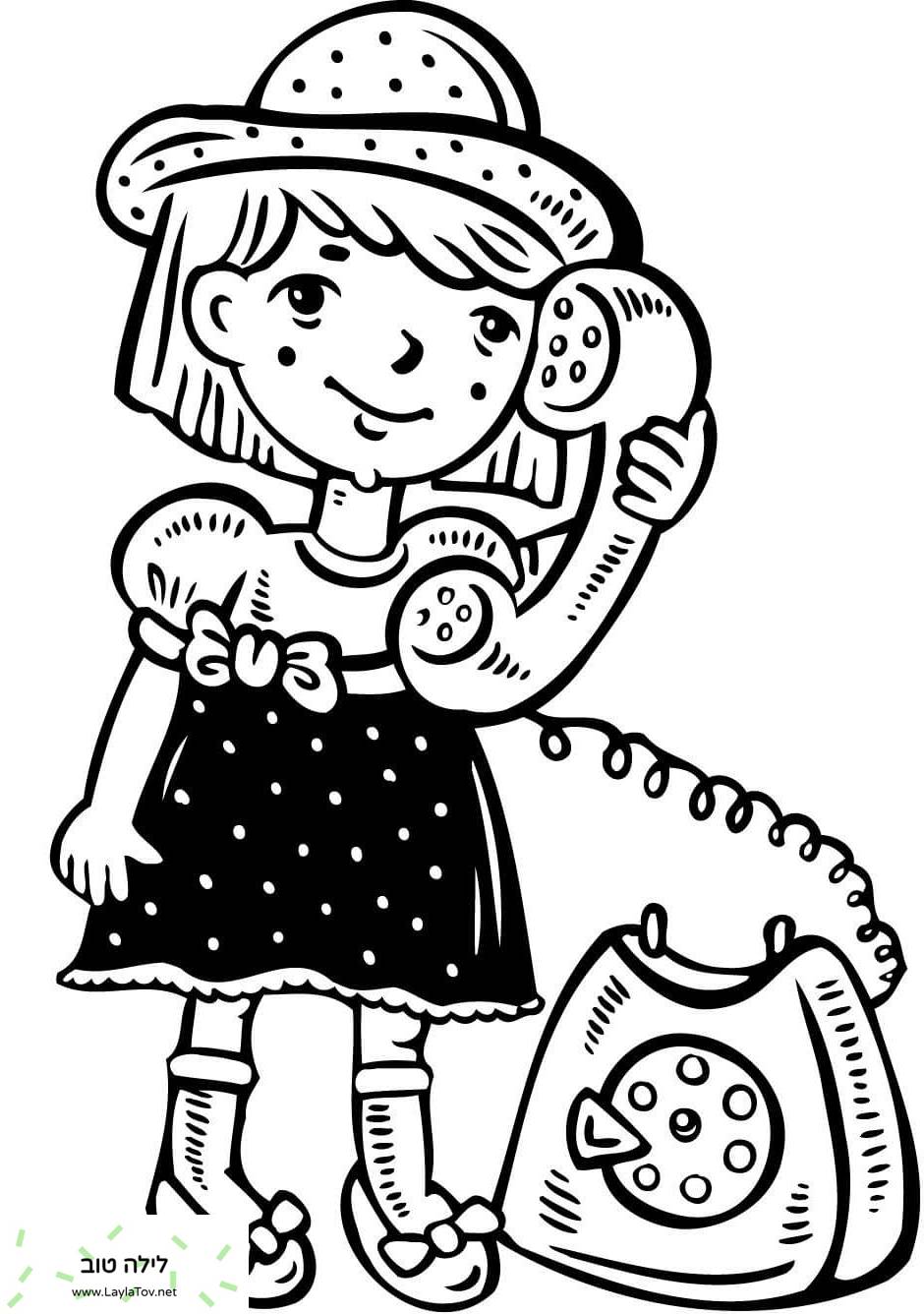 ילדה קטנה מדברת בטלפון