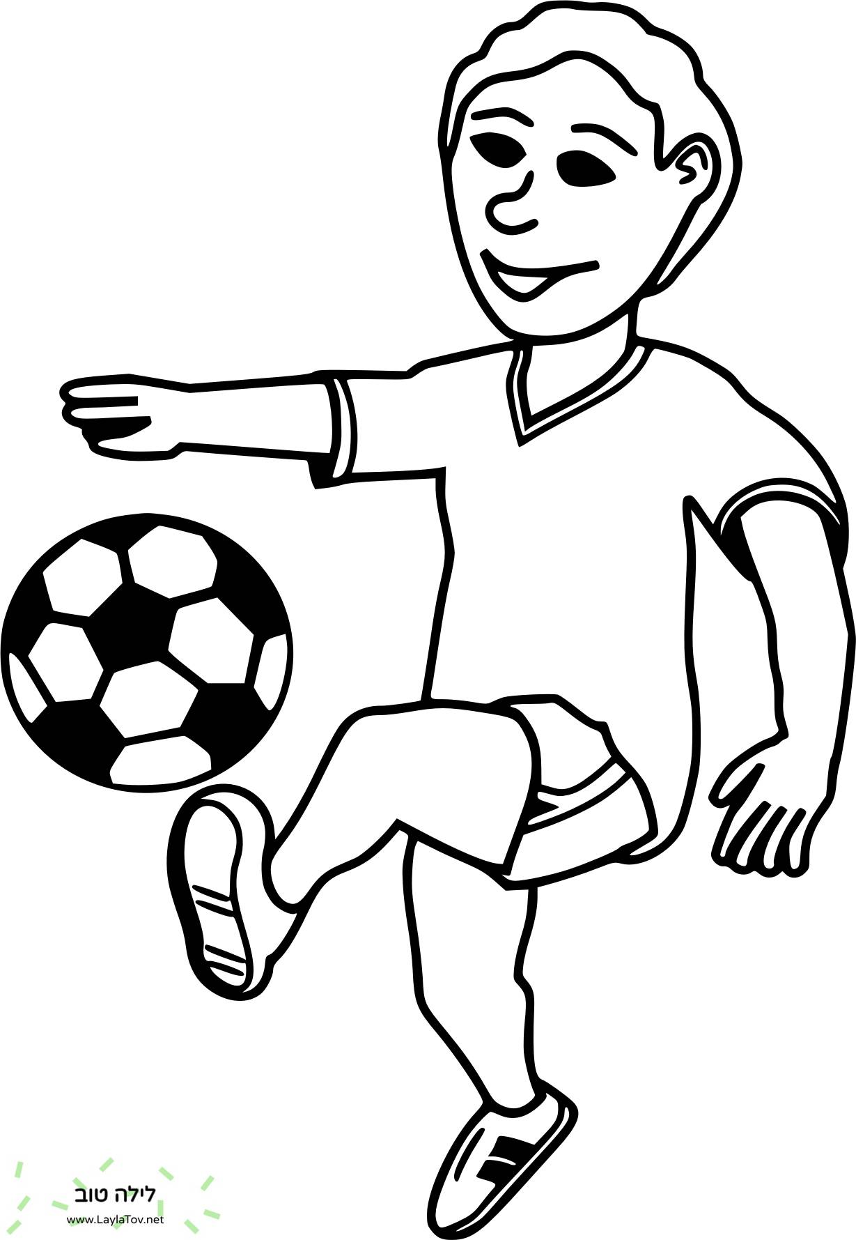 ילד משחק כדורגל