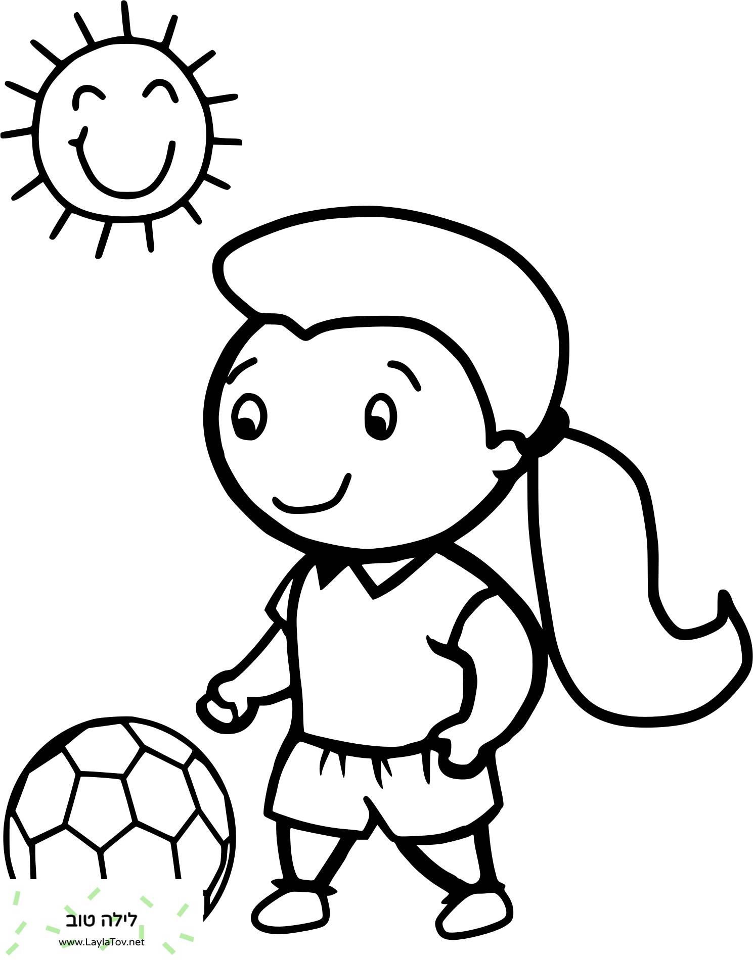 ילדה משחקת כדורגל