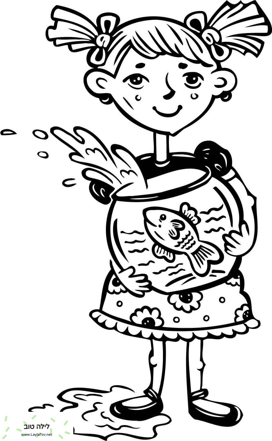 ילדה מחזיקה את קערת הדגים שלה