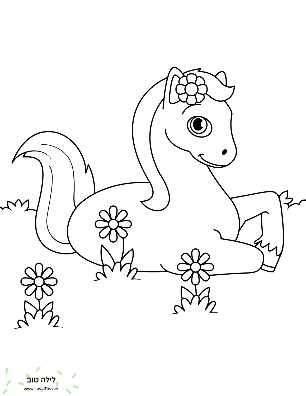 סוס חמוד שוכב בפרחים