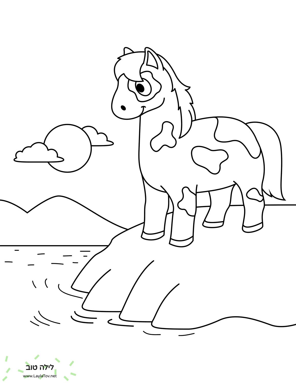 סוס חמוד עומד בחוף הים